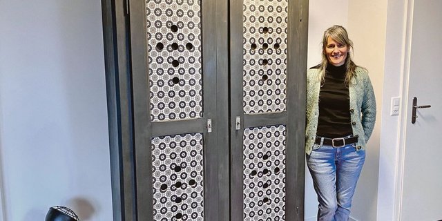Jasmin Rupp neben einem alten Schrank, dem sie einen neuen Look verpasst hat.