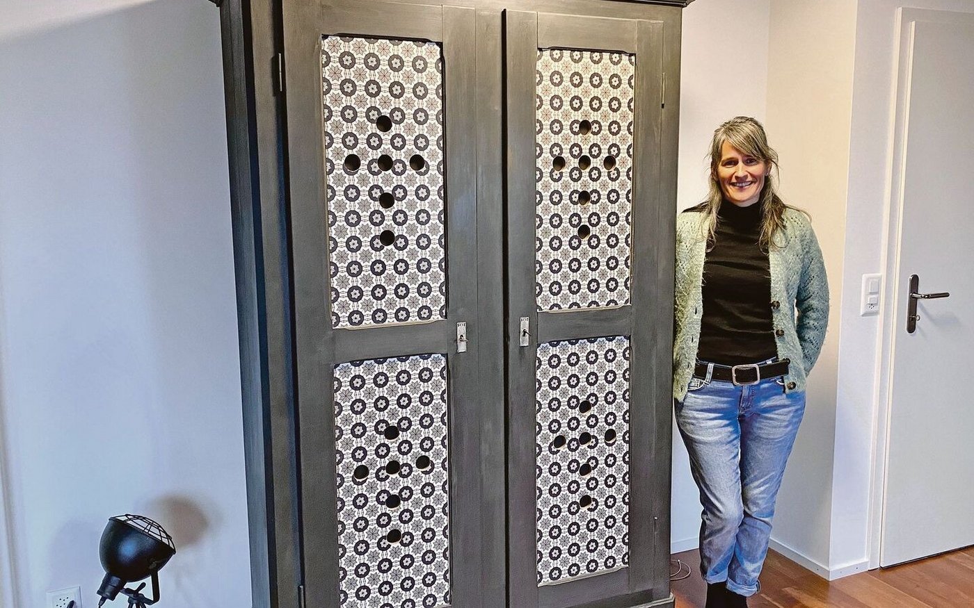 Jasmin Rupp neben einem alten Schrank, dem sie einen neuen Look verpasst hat.