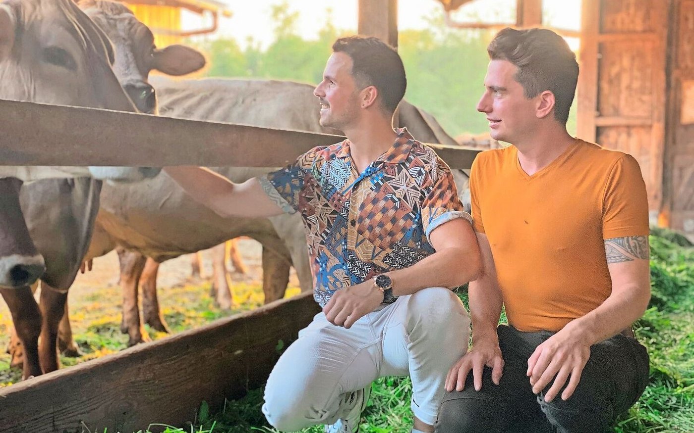 Vor drei Jahren: Christof Rigert (links) und Sebastian Bütler beim Besuch der BauernZeitung 2021 im Stall. Nun werden die Milchkühe Ende Jahr verkauft.  