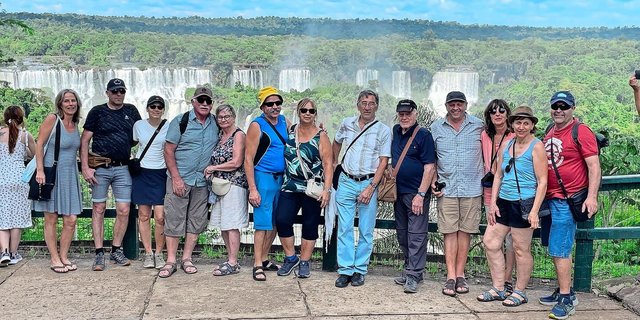 Leserreisegruppe Argentinien – unvergessliche Momente vor den majestätischen Iguazú-Wasserfällen auf der brasilianischen Seite.