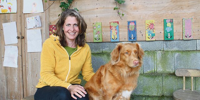 Heidi Lutstorf mit ihrer Toller-Hündin Sarisha auf dem Bänkli der Spielgruppe. Zu ihr hat sie eine besonders nahe Beziehung. (Bild Belinda Balmer)