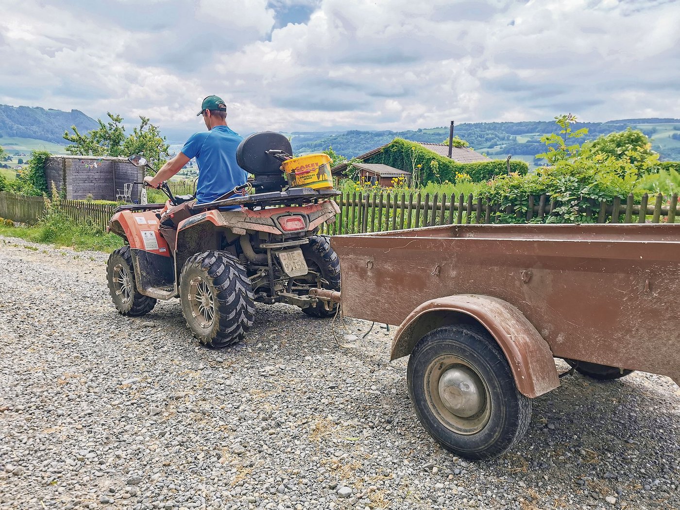 Steht ein Quad auf dem Betrieb, ist er oft im Einsatz. Ist eine Anhängekupplung angebracht, kann ein Blick in den Fahrzeugausweis Sinn machen. Sonst drohen Bussen. (Bild sb)