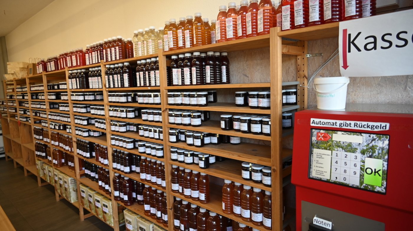 Bezahlt werden kann bei Familie Stüdi per Automat, der Retourgeld spukt, per Karte oder auch per Twint. (Bilder BauZ/Andrea Wyss)