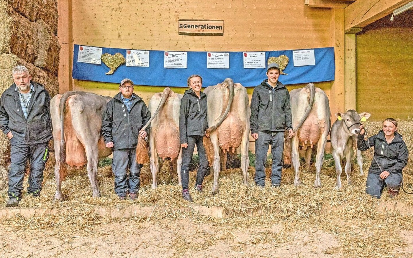 Familie Kennel, Steinerberg, präsentierte eine Zuchtfamilie und ist demnächst auch Gastgeber von «Braunvieh bi dä Lüüt».