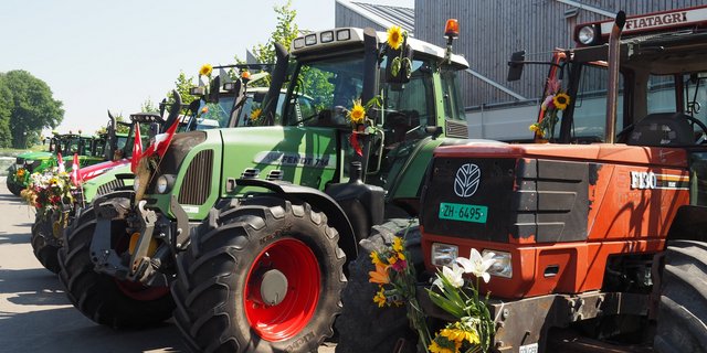 Die jungen Berufsleute sind mit geschmückten Traktoren zur Schlussfeier Grundbildung Landwirtschaft am Strickhof in Lindau eingefahren. (Bilder Christian Weber)