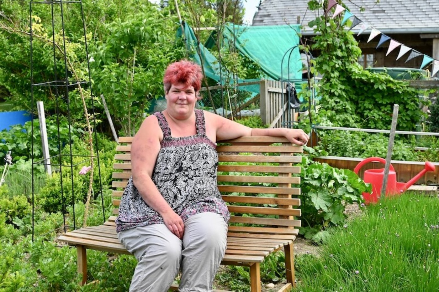 Regula Löffel baut in ihrem Garten auf 1030 m. ü. M. viele verschiedene Kräuter und Wildpflanzen an. Sie kauft aber auch viele Produkte von Bäuerinnen zu. Das wichtigste ist für Sie, dass alles aus der Schweiz kommt, auch das Salz. (Bild Jasmine Baumann)