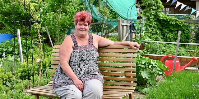 Regula Löffel baut in ihrem Garten auf 1030 m. ü. M. viele verschiedene Kräuter und Wildpflanzen an. Sie kauft aber auch viele Produkte von Bäuerinnen zu. Das wichtigste ist für Sie, dass alles aus der Schweiz kommt, auch das Salz. (Bild Jasmine Baumann)