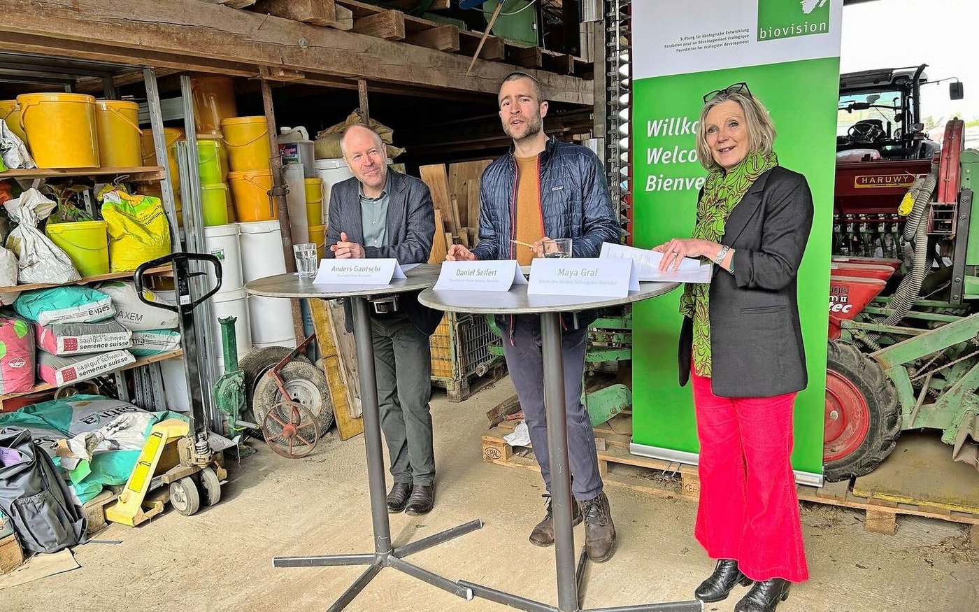 Das Biovision-Team mit Geschäftsführer Anders Gautschi, Daniel Seifert und Ständerätin Maya Graf (v. l.) stellte die Agrarökologie-Studie vor.