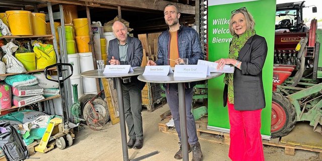 Das Biovision-Team mit Geschäftsführer Anders Gautschi, Daniel Seifert und Ständerätin Maya Graf (v. l.) stellte die Agrarökologie-Studie vor.