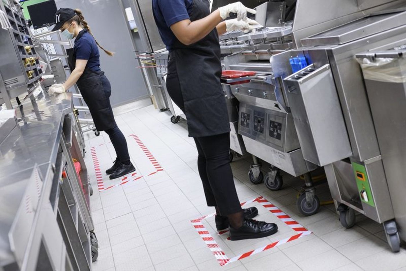 Auch in der Küche setzt McDonald's auf ein strenges Sicherheitskonzept. (Bild McDonalds)