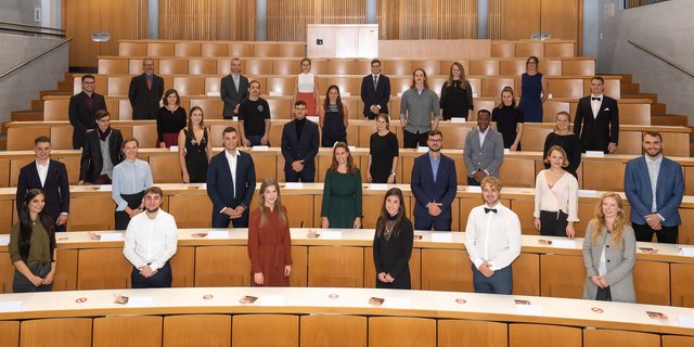 Die Diplomklasse des ZHAW-Bachelors in Lebensmitteltechnologie mit dem Studienberater Andreas Kilchör (oberste Reihe links aussen) und der Studiengangleiterin Anja Schnyder (oberste Reihe rechts aussen). (Bild Tevy, Wädenswil)