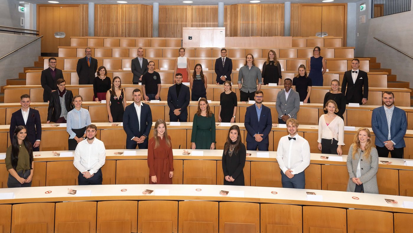 Die Diplomklasse des ZHAW-Bachelors in Lebensmitteltechnologie mit dem Studienberater Andreas Kilchör (oberste Reihe links aussen) und der Studiengangleiterin Anja Schnyder (oberste Reihe rechts aussen). (Bild Tevy, Wädenswil)