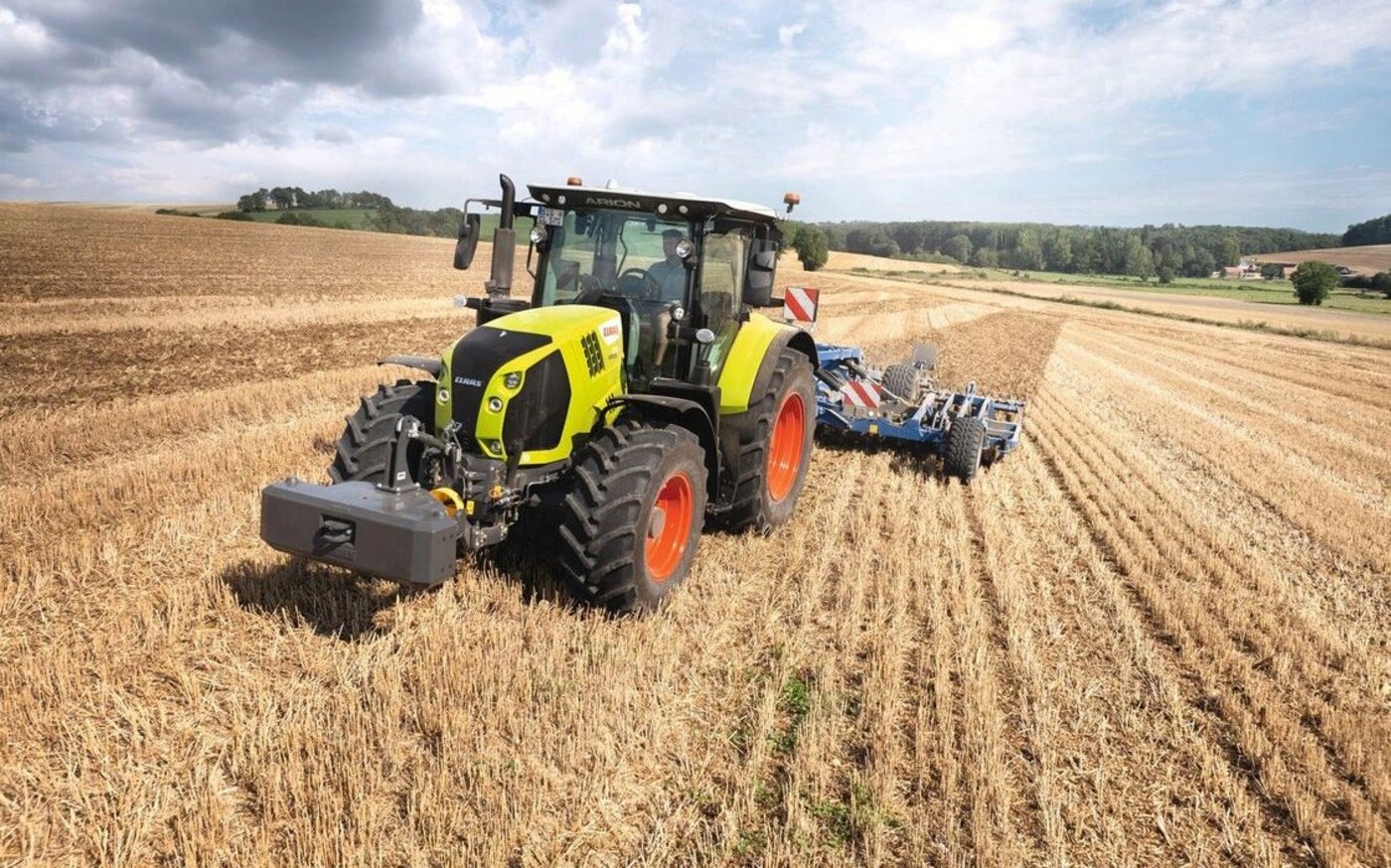 Der Arion 570 ist der stärkste Vierzylinder im Traktorenprogramm von Claas. Neben seinen 180 PS verfügt er über viele Assistenzfunktionen.