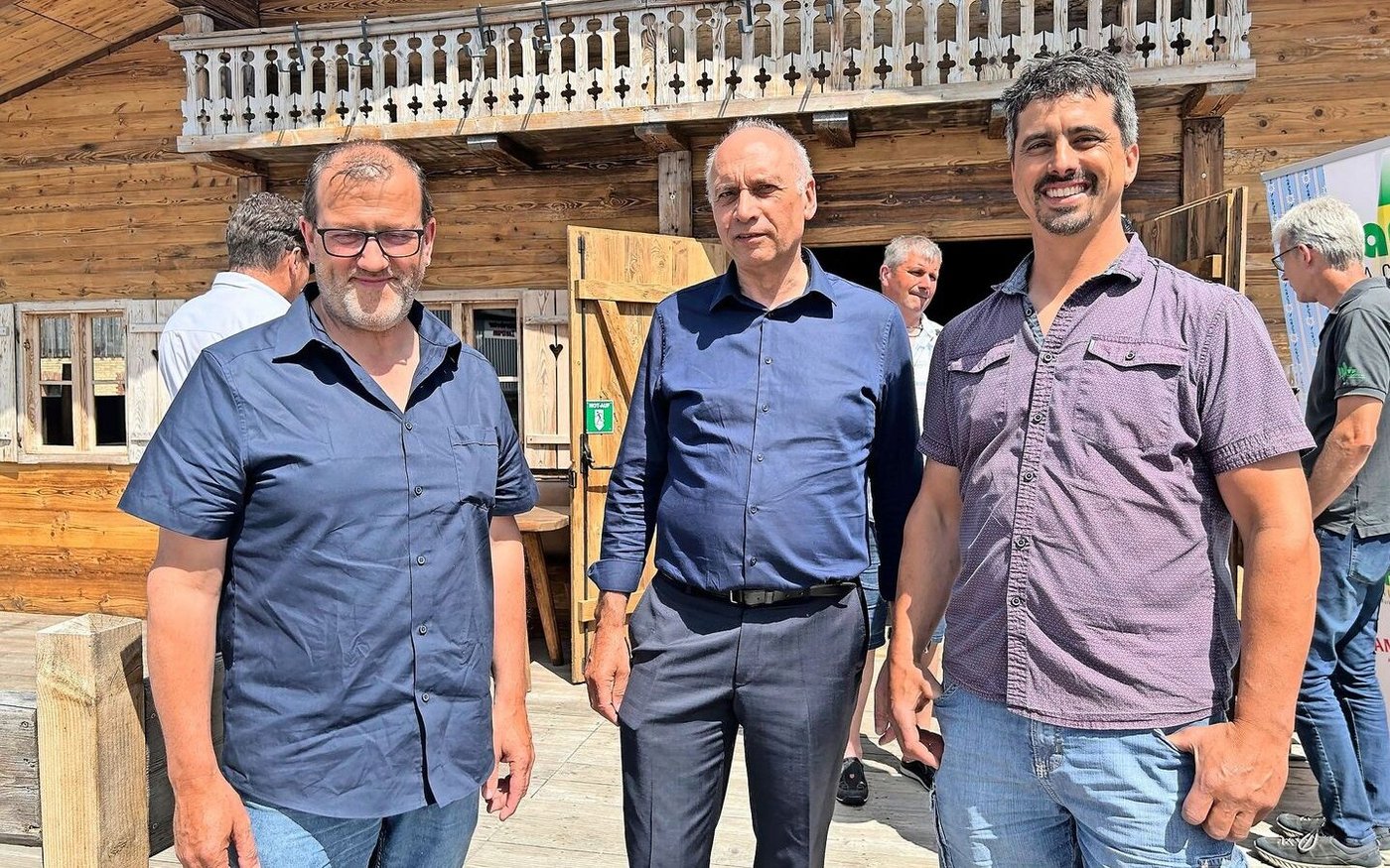 Neu im Vorstand sind Raphael Schafer (l.) und Benno Röösli (r.). In der Mitte steht der neu gewählte Präsident Ernest Dubi.