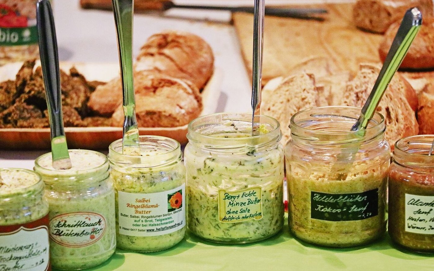 Mit Wildpflanzen lassen sich kreative Aufstriche und Beilagen herstellen.
