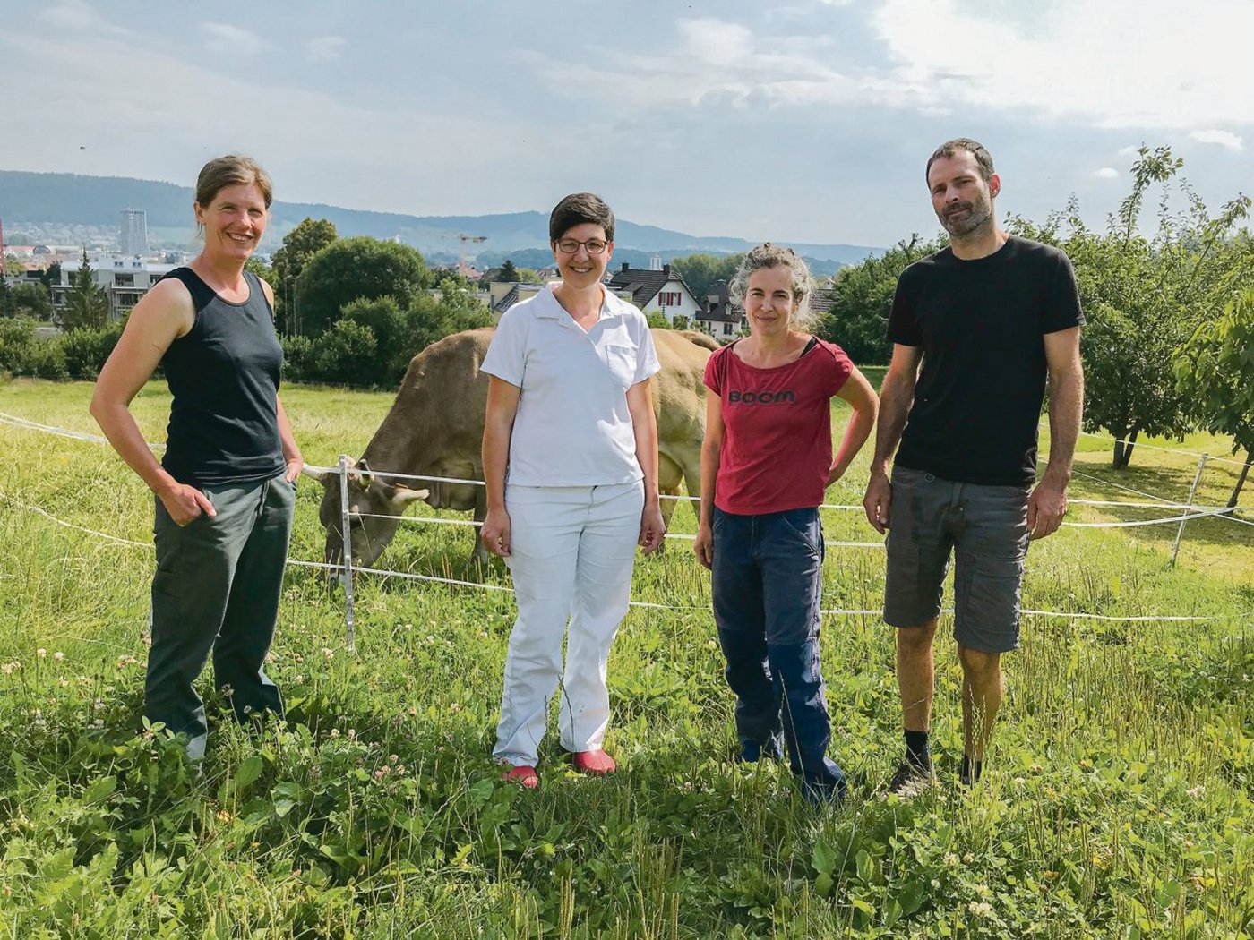 Das Produktionsteam von Basimilch (v. l. n. r.): Die beiden Käserinnen Bettina Wolfgramm und Rosmarie Minder, das Hofbesitzerpaar Anita Triaca und Fabian Brandenberger. (Bild Alexandra Stückelberger)