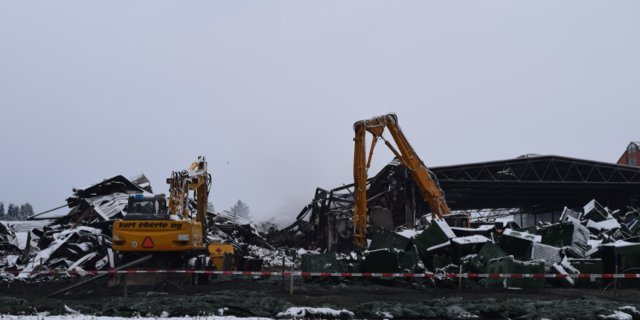 Von der zerstörten Obsthalle ist nicht mehr viel übrig. (Bilder Stefanie Giger)