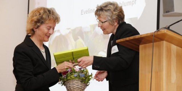 Bundesrätin Eveline Widmer-Schlumpf und Verbandspräsidentin Christine Bühler. (Bild ji)