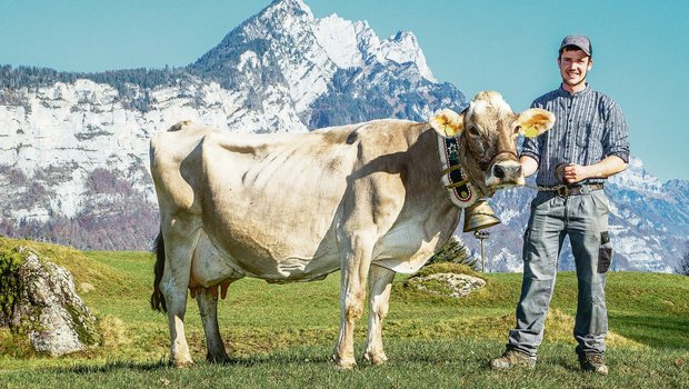 Roland Kamms Sohn Mirco  und Torello Veronica, die die Marke von 100 000 kg Milchleistung geknackt hat. (Bild Braunvieh Schweiz)