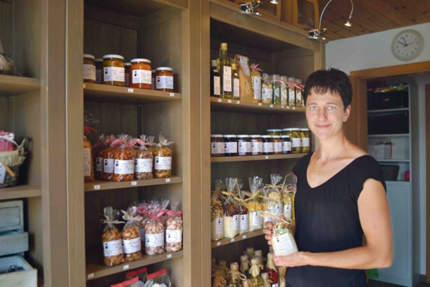Evelin Gisler produziert leidenschaftlich gerne Spezialitäten aus Produkten vom eigenen Hof. Dafür «nuscht» sie, nachdem die Kinder endlich im Bett sind, noch stundenlang in der Küche herum. (Bild rb)