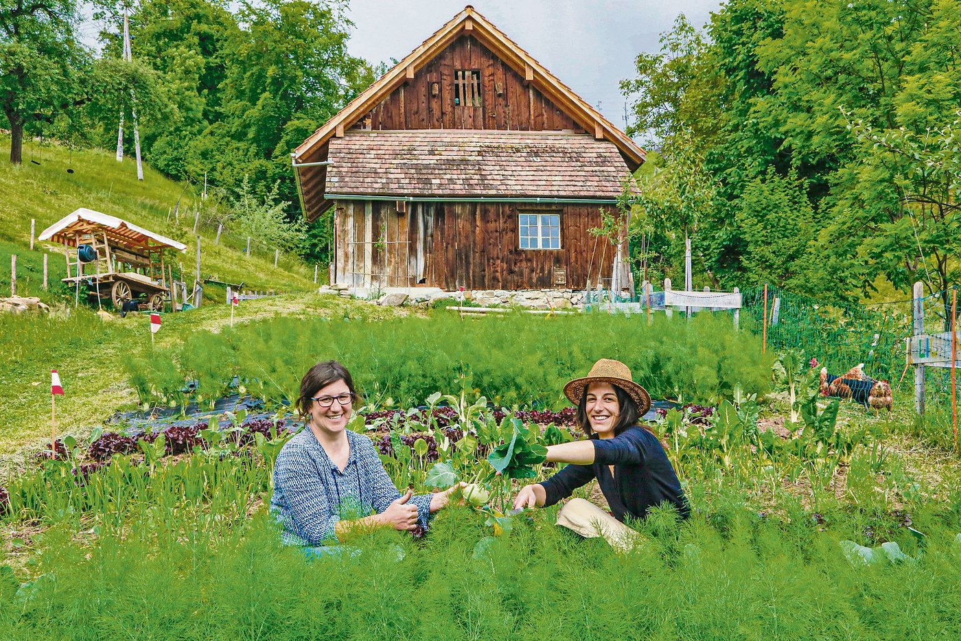 Madeleine Michel (links) und Olivia Stafflage: Auf der «Summerweid» arbeiten Produzentin und Konsument Hand in Hand. (Bild Erika Rebsamen)