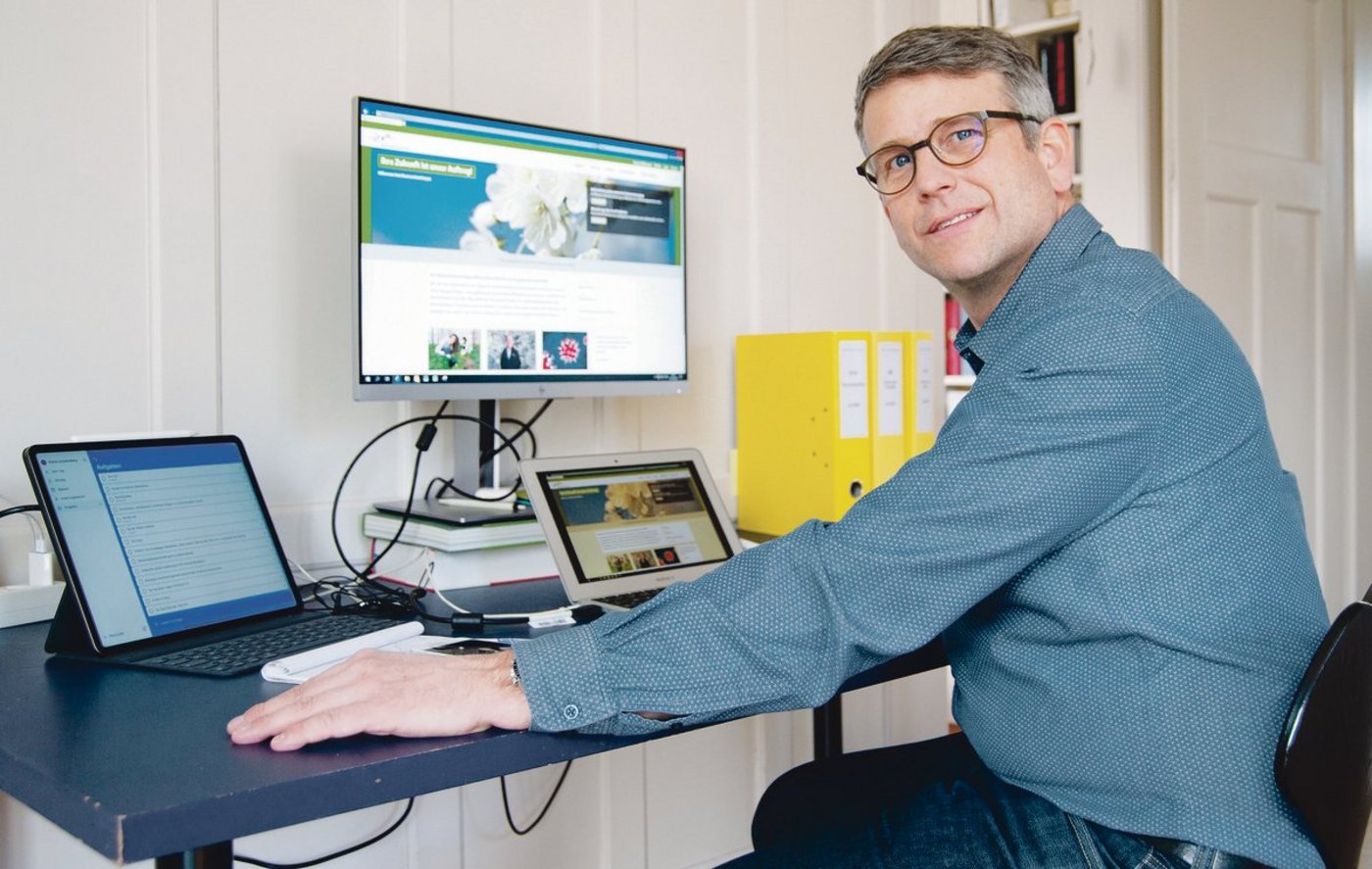 Patrick Schellenberg arbeitet neu beim Bauernverband Aargau im Bereich Öffentlichkeitsarbeit. Derzeit ist er – wie viele andere Mitarbeitende – im Homeoffice tätig. (Bild zVg)