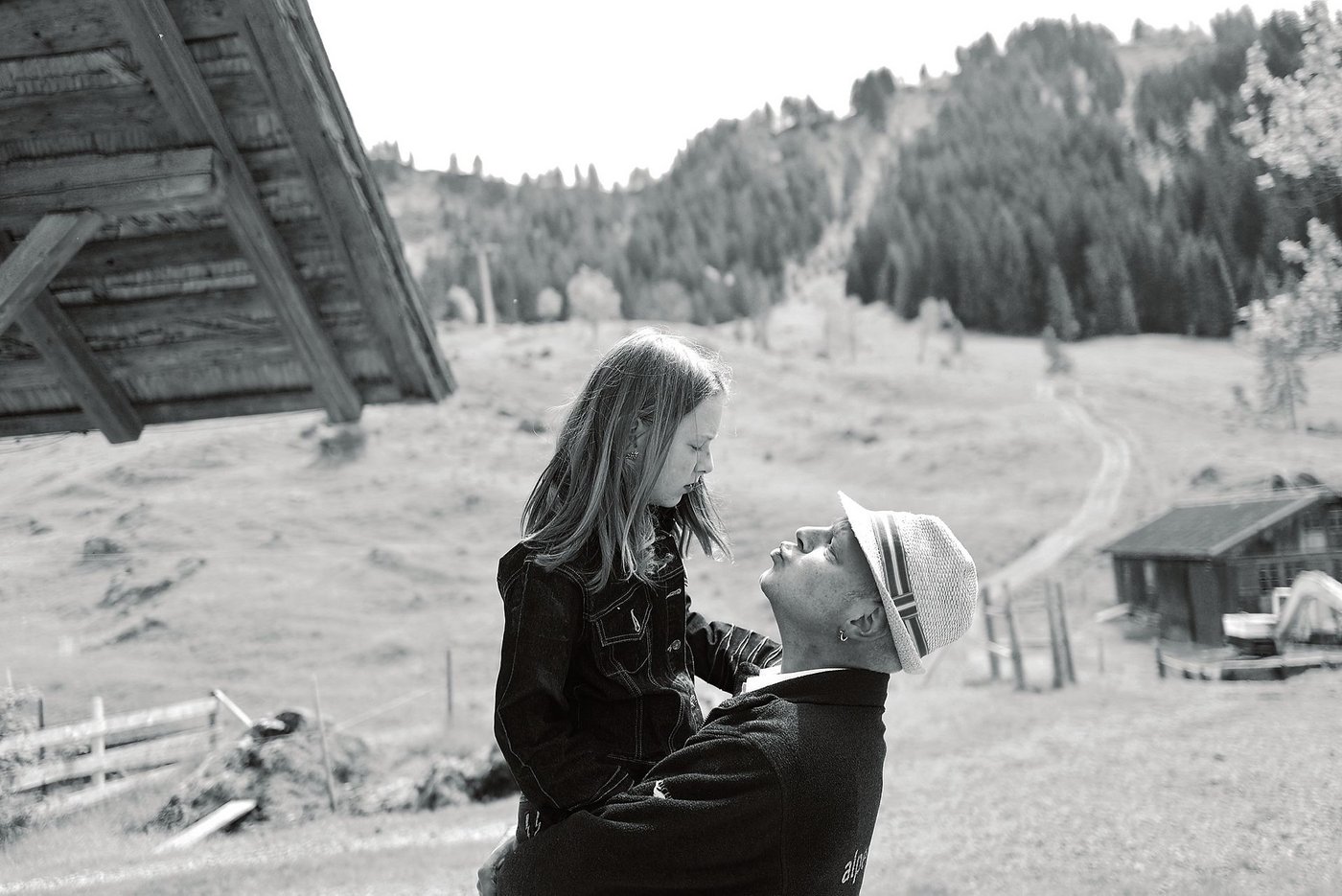 Larina und Dänu auf der Alp Ober Sidemoos, nicht weit von dem Ort entfernt, wo er aufgewachsen ist.(Bild Pinaki)