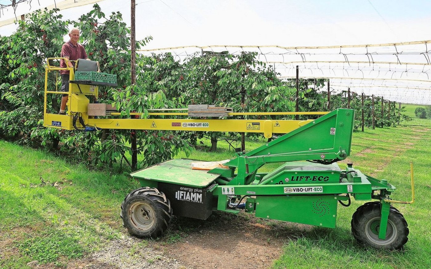 Die selbstfahrende Bühne mit Arbeitskorb erleichtert viele Arbeiten. 