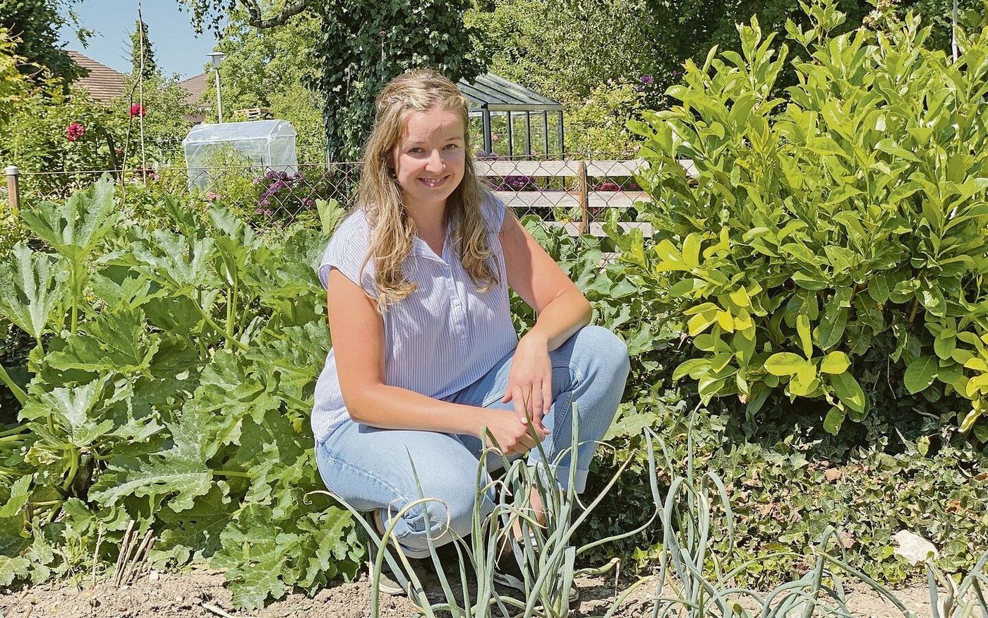 Fabienne Klarer im Nutzgarten, den sie gemeinsam mit ihren Grosseltern bewirtschaftet.
