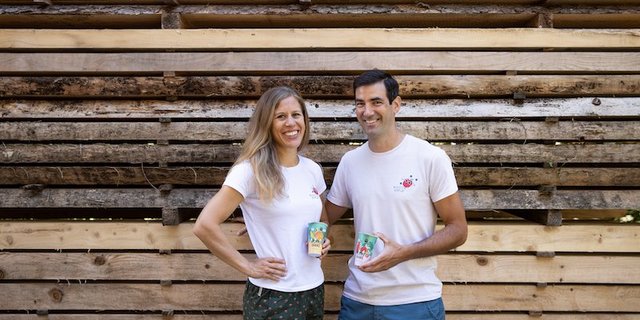 Doris Erne und Christian Studer von Wood & Field haben gut lachen. Der Molke-Shake ist nun in der Migros gelistet. (Bild Andreas Eberhard)