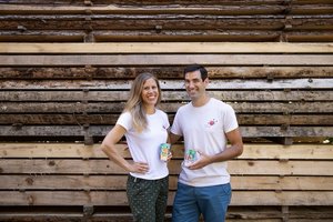 Doris Erne und Christian Studer von Wood & Field haben gut lachen. Der Molke-Shake ist nun in der Migros gelistet. (Bild Andreas Eberhard)