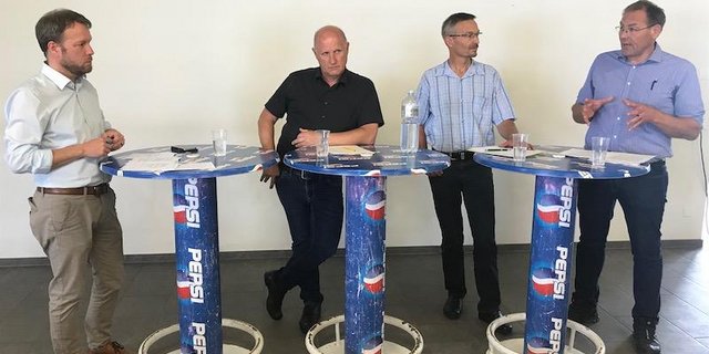 Roland Wyss, Fritz Rothen, Urs Brändli und Beat Bösiger (v.l.) diskutierten engagiert. (Bild akr)