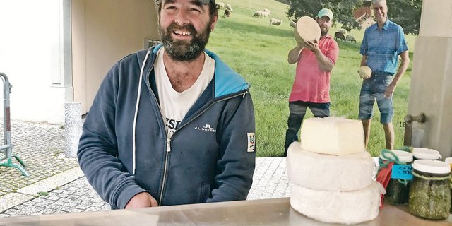 Der Thurgauer Hansjörg Ziegler stellt aus der Milch seiner Schafe Produkte wie Joghurt und Käse her. Sein Sortiment bietet er auf verschiedenen Wochenmärkten an. (Bilder Alexandra Stückelberger)