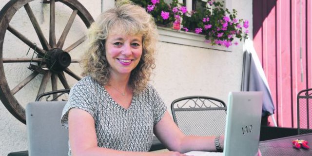 Als Stadtkind hatte Susanne Stamm anfangs eher etwas Angst vor grossen Kühen. Nebst der Politik kümmert sie sich auf dem Hof vor allem um die Buchhaltung und um administrative Arbeiten. (Bild Marianne Stamm)