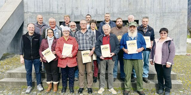 Diese Alpmeister bringen es auf 600 Alpsommer. Die Ehrenurkunde überreichte Christa Buchli (r.). Plantahof-Direktor Peter Küchler (l.) erhielt die Ehrung für 25 Jahre Engagement für die Alpwirtschaft. Ende Jahr geht Küchler in Pension. 