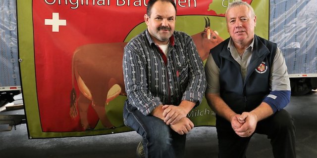 Zwei Berner Oberländer mit vielen Gemeinsamkeiten: OB-Präsident Dres Anderegg (rechts) durfte Christian Tschiemer von den reinen Simmentalern begrüssen. (Bild rb)