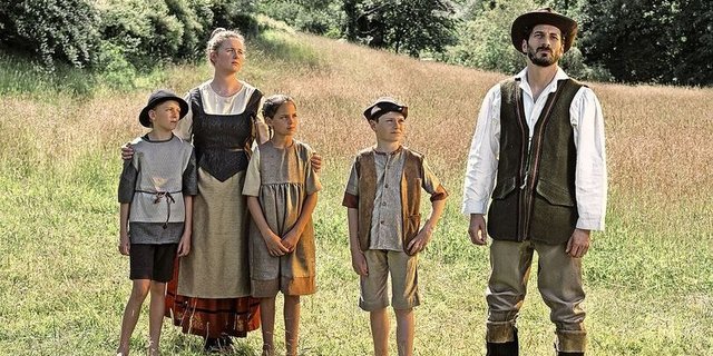 Diese Familie zeigt nur einen kleinen Teil des Theater-Ensembles. Denn nicht weniger als 96 Personen – Schauspielerinnen und Sänger – sind im Stück involviert.  