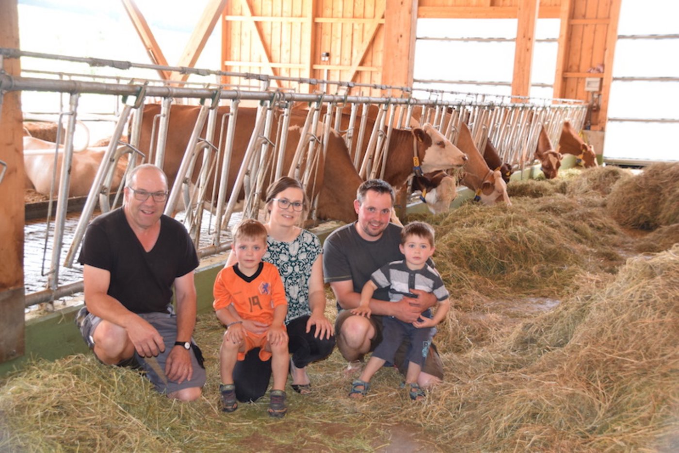 Simon und Sonja Zahnd-Freiburghaus mit ihren zwei Buben. Links Heinz Herren der mit Zahnds eine Betriebszweiggemeinschaft führt. 