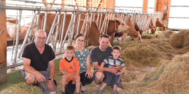 Simon und Sonja Zahnd-Freiburghaus mit ihren zwei Buben. Links Heinz Herren der mit Zahnds eine Betriebszweiggemeinschaft führt. 