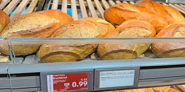 Mitte Oktober senkte Aldi Suisse kräftig die Preise für einige Lebensmittel. Seitdem kostet das «Pfünderli» weniger als einen «Stutz».