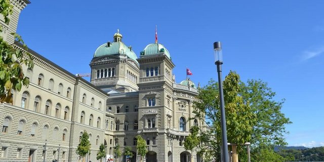 Der Wolf spielte diesen Herbst häufiger eine Hauptrolle unter der Bundeshauskuppel. (Bild jsc)