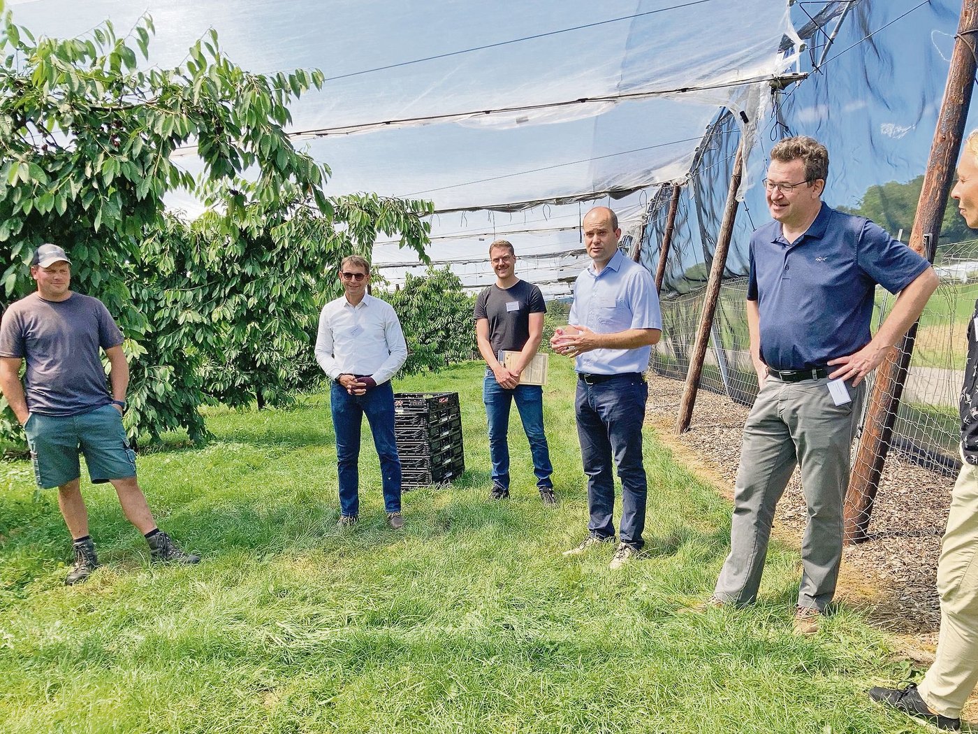 Der Luzerner Volkswirtschaftsdirektor Fabian Peter (4.v.l.) im Gespräch mit Seetaler Landwirten. (Bild Buwd)