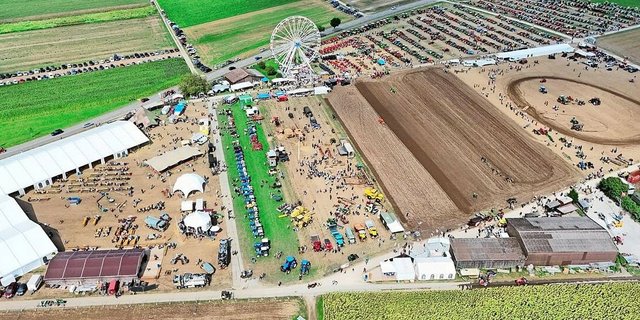Gigantisch: 15 Hektaren umfasst das Festgelände in Möriken. Auf dem Bild oben rechts sind die Oldtimer parkiert.