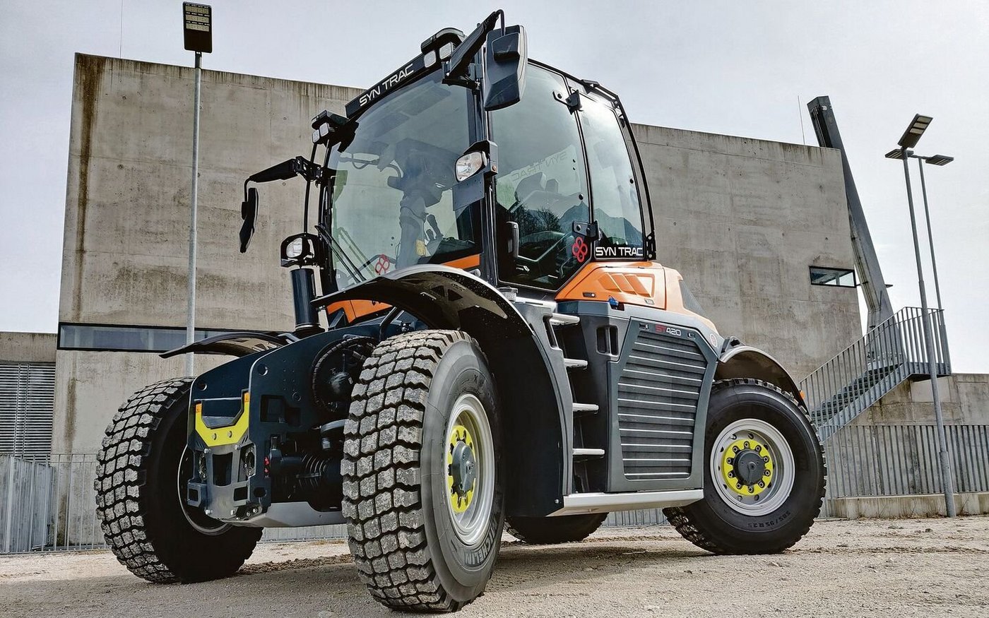 Der Syn-Trac des gleichnamigen österreichischen Herstellers kann dank seines Schnellwechselsystems in Windeseile verschiedenste Anbaugeräte ankoppeln, ohne dass der Fahrer die Kabine verlassen muss.