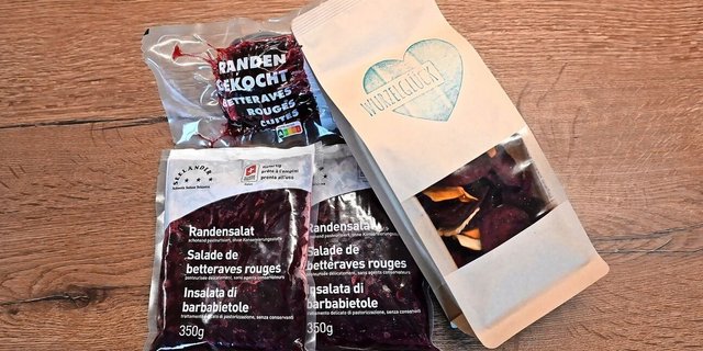 Randen Schwab produziert diverse Produkte aus Randen. Dazu gehören auch fixfertiger Randensalat oder Gemüsechips aus Randen. 
