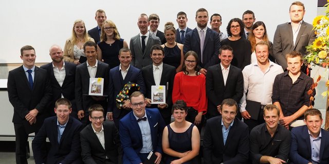 Hut ab vor dieser Leistung: Das sind die Absolvent/innen der Agrotechniker-Ausbildung 2017-2019 am Strickhof (Bild Ursina Berger)