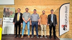 Präsident Mathias Ge Präsident Mathias Gerber mit den drei neu gewählten Vorstandsmitgliedern Frédéric Choulat, Peter Küng, André Schmid und Geschäftsführer Daniel Flückiger (v.l.).