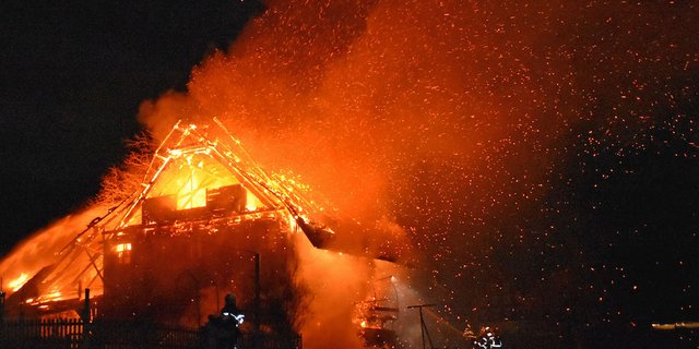 Innert kurzer Zeit geriet das Haus in Vollbrand. (Bilder Kapo Luzern)