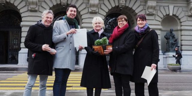Das Organisationskomittee des Bäuerinnen-Appells übergab am Dienstagmorgen der Nationalratspräsidentin Isabelle Moret eine Kalabasse mit Vergissmeinnicht und die rund 2'000 Unterschriften. (zVg, Swissaid)