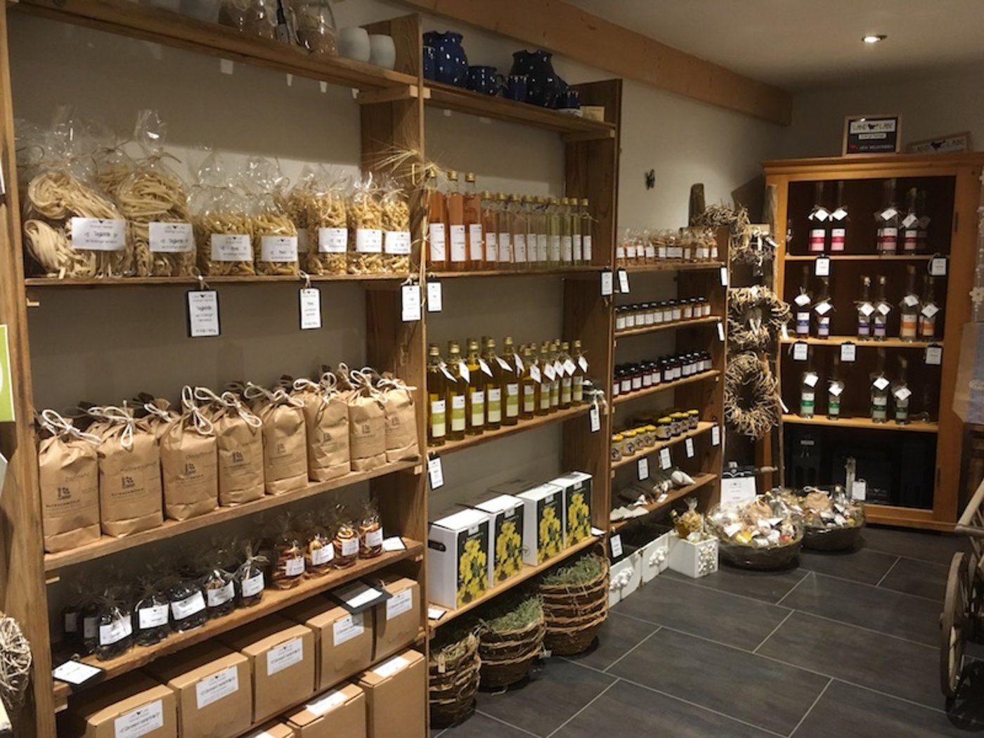 Die Etiketten und Produkte müssen nicht nur stimmig sein. Auch die Deklaration muss stimmen. Verkaufsraum Landläbe – Bözberger Buurelade der Familie Märki in Bötzberg AG. (Bild Kathrin Märki)